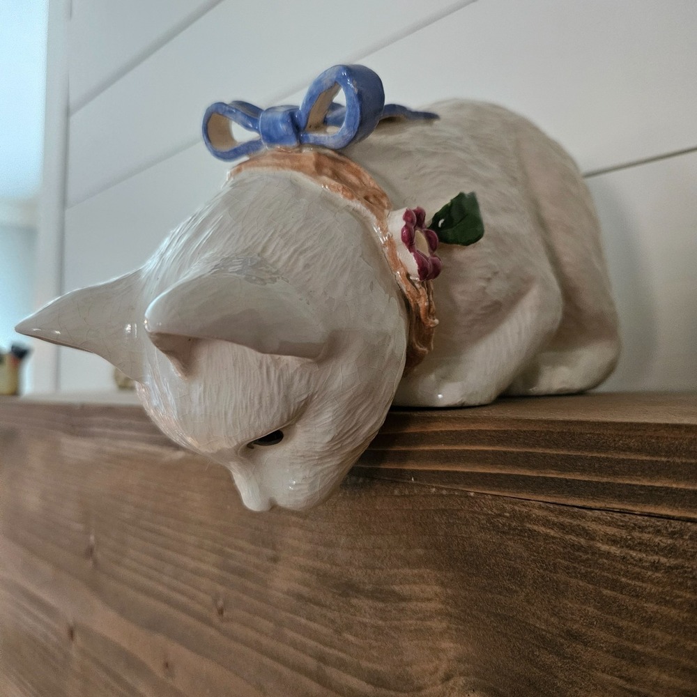 Vintage Ceramic White Cat‎ Figurine Shelf Sitter Head Hanging Over Edge Blue Bow